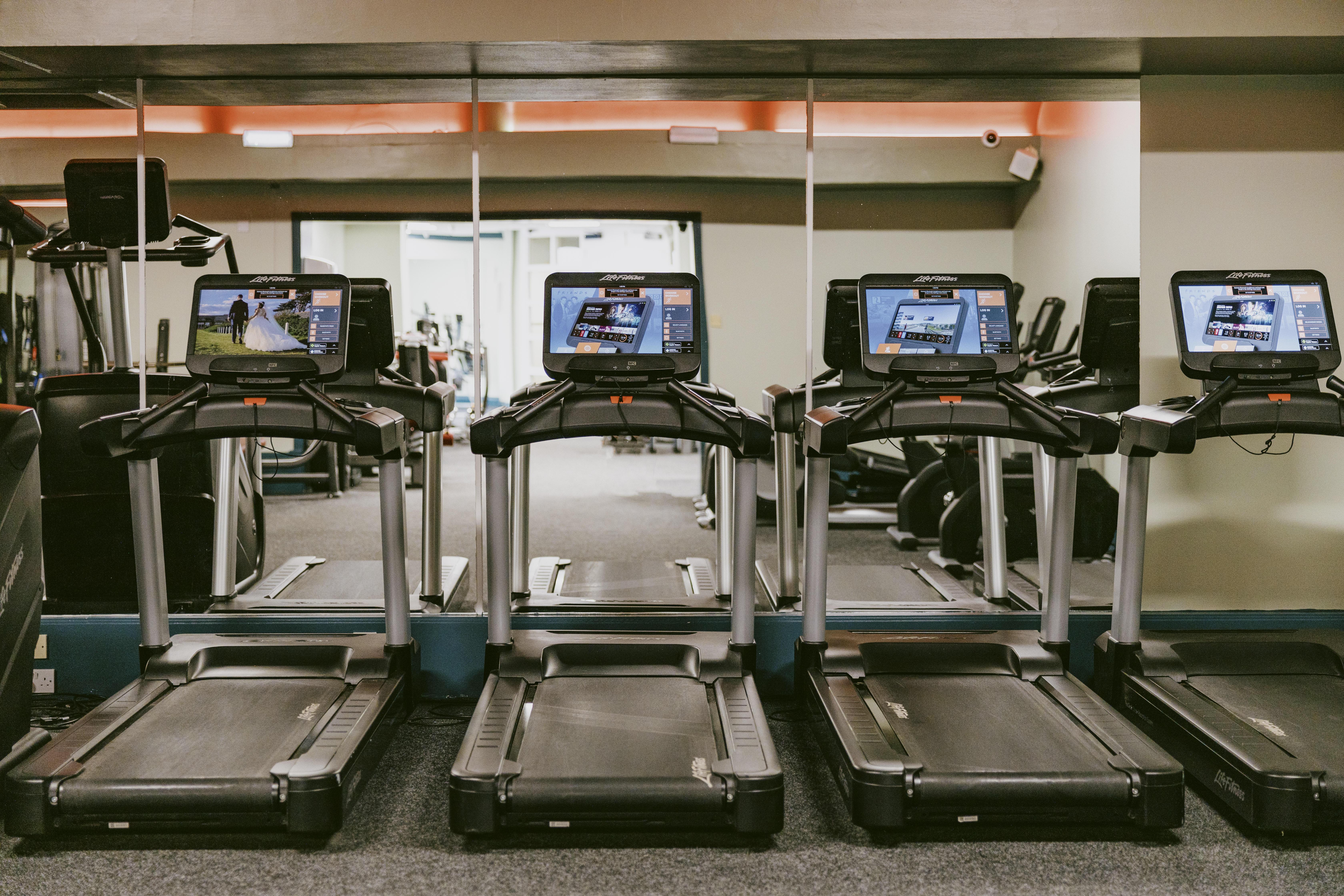 Hotel Marine Troon Zewnętrze zdjęcie Treadmills in a gym